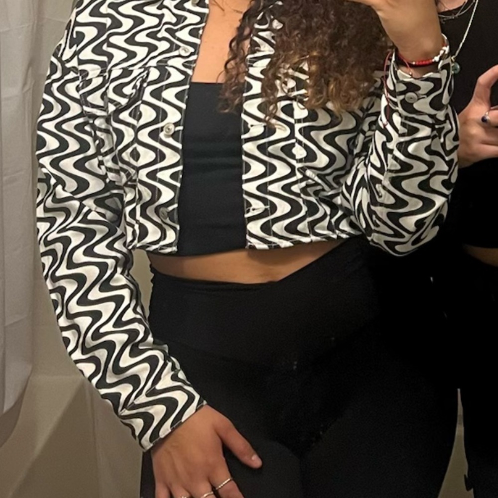 H&M Black and White Wavy Pattern Cropped Jacket - Picture 6 of 6